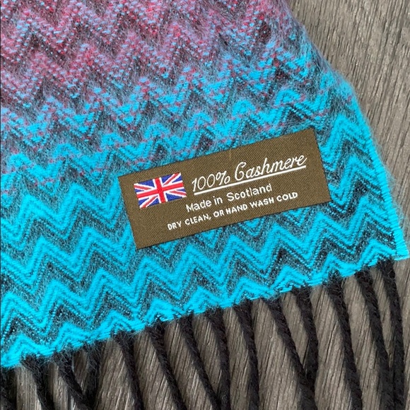 Beautiful Cashmere Scarf - Picture 4 of 4